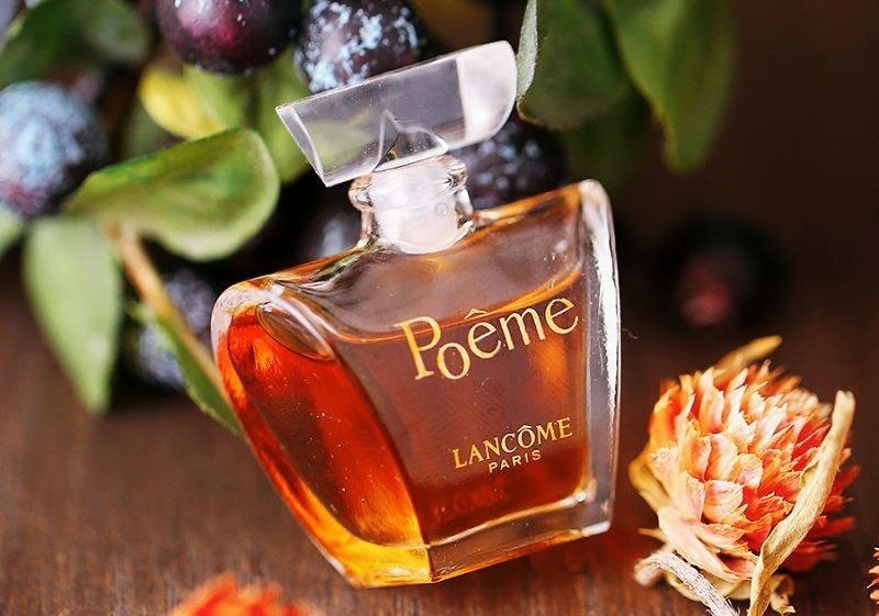 Hương nước hoa được lấy cảm hứng từ viên kim cương đen huyền bí, tinh tế làm mê đắm trái tim của bạn.